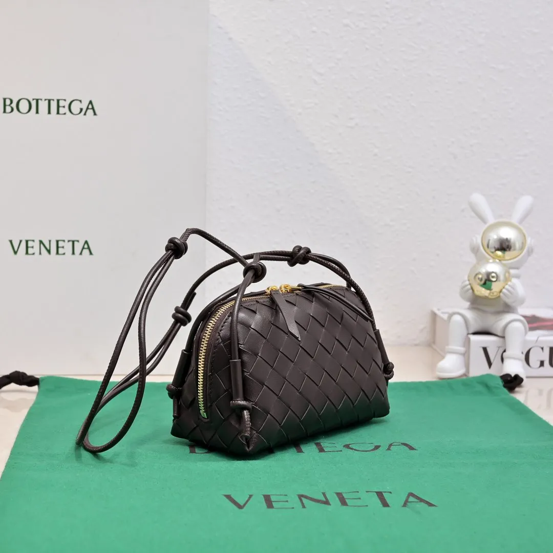 Batch 1260 #Bv The new Concert pouch is the most beautiful and practical mini bag I have ever seen 🎈 The bag body adopts the classic lntrecciato weaving process✅ It is equipped with a leather double-headed zipper, the opening is wide, easy to take and put, the shoulder strap knot can be slid to adjust the length freely, that is, 🉑️crossbody/underarm, and can be used as a clutch bag. Small body, large capacity, so practical! The key is that it is extremely versatile! Come and buy this small, exquisite, beautiful and versatile bag 👍 Model: 4258 Size: 18.5*11.5*8.5